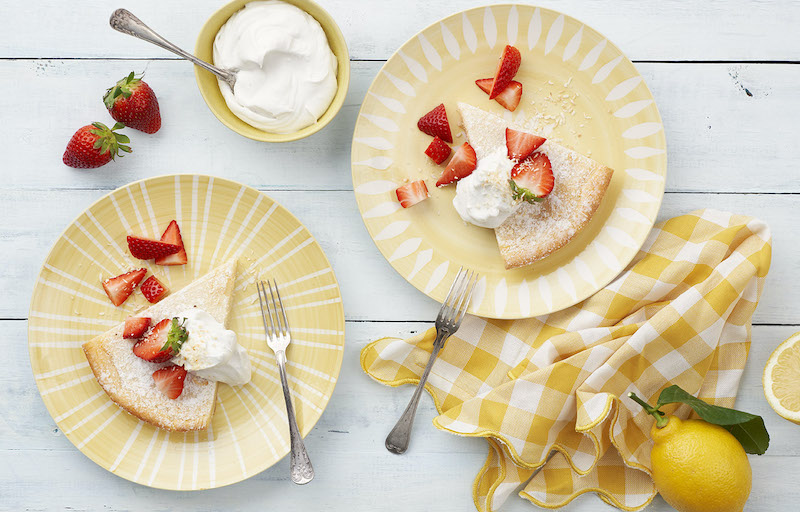 Citronkladdkaka med kokosgrädde och jordgubbar