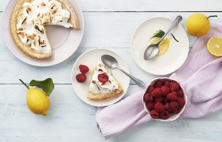 Citronkladdkaka med italiensk maräng och hallon