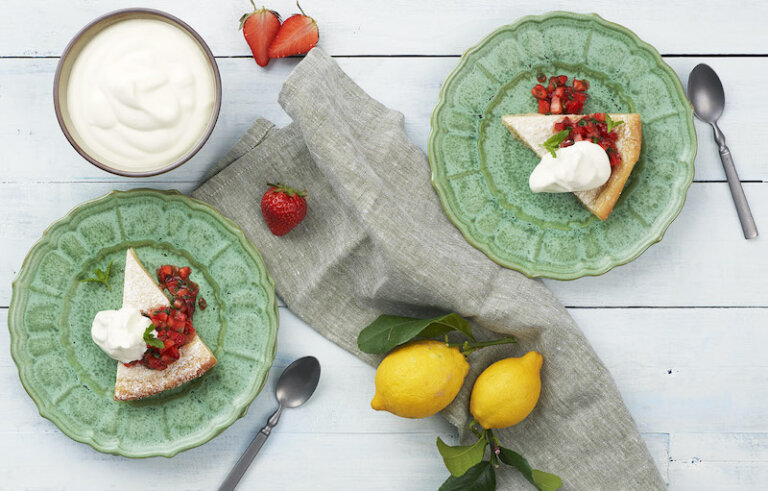 Citronkladdkaka med jordgubbssalsa och grädde